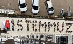 Kozan'da gençlerden görkemli koreografi: Bedenleriyle "15 Temmuz" yazdılar