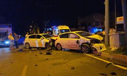 Kozan'da kavşakta korkutan kaza! İki otomobil çarpıştı