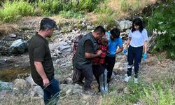 Kozan'da kayalıklardan düşen kişiyi orman ekipleri kurtardı