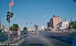 Motosiklet ile otomobil kavşakta çarpıştı! Kaskı havada takla attı