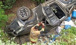 Otomobille çarpışan hafif ticari araç dereye uçtu: 7 yaralı