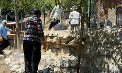 Saimbeyli Belediyesi hasarlı duvarları yeniliyor
