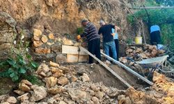 Saimbeyli'de riskli noktalarda destek duvarı çalışması