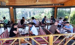 Varda Köprüsü'nde satrançla tarih ve doğa buluştu