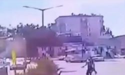 Yaya geçidindeki kaza anı araç içi kamerasına yansıdı