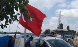 Yumurtalık’ta yıpranan Türk Bayrakları yenilendi