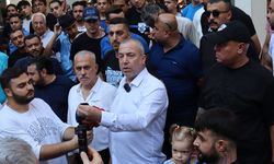 Adana Demirspor yönetimi ve taraftarı belediye önünde toplandı