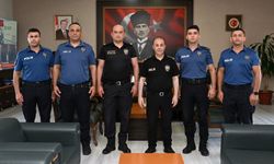 Adana Emniyet Müdüründen Yüreğir'deki başarılı personellere ödül