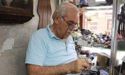 Adana’da 7 metrekarelik dükkanda yarım asırlık saatçilik
