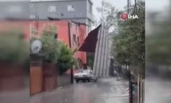 Adana’da fırtına ortalığı birbirine kattı: Çatı uçtu, sokakları su bastı