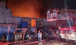Adana’da gece yarısı fabrika yangını: Alevler sanayi sitesini aydınlattı