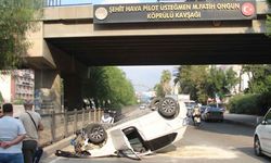 Adana’da korkutan kaza: Otomobil köprüden karayoluna düştü
