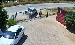Adana'da otomobil bahçe kapısına çarpıp takla attı! Kaza kamerada