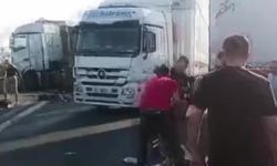 Adana'da otoyolda tır tırla çarpıştı: 2 sürücü yaralandı