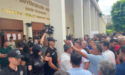Adana’da S plaka gerilimi: Servisçilerden belediye önünde eylem