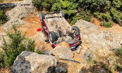 Adana'da şarampole yuvarlanan otomobildeki 2 kişi yaralandı