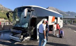 Adana’da yolcu otobüsü gişelerde beton bariyere çarptı: 5 yaralı