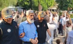 Alparslan Kuytul destekçileri Adana Emniyeti önünde toplandı
