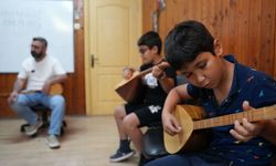 Çukurova Belediyesi'nden çocuklara bağlama kursu