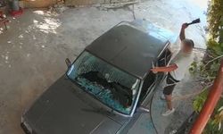 Eski kız arkadaşının otomobilini satırla parçaladı: O anlar kamerada