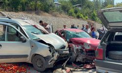 Feke’de 3 araçlı trafik kazasında 2 kişi yaralandı