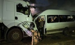 Erzin-Ceyhan kara yolunda işçi servisi ile tır çarpıştı: 1 ölü, 15 yaralı