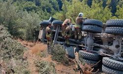 Hatay’da kamyon devrildi: Sürücü araçta sıkıştı