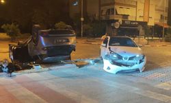 Kavşakta iki otomobil çarpıştı! Araç ters döndü, 2 kişi yaralandı