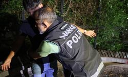 Kozan'da polis ekiplerinden park ve metruk binalarda narkotik denetimi