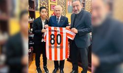 Menderes Kutlu'dan Devlet Bahçeli'ye 80 numaralı Adana 01 FK forması