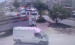 Motosiklet aniden duran araca arkadan çarptı: Kaza kamerada