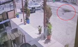 Motosiklet sürücüsü çarpışmanın etkisiyle havaya uçtu! O anlar kamerada