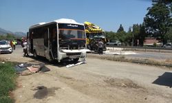 Yolcu indiren midibüse tır çarptı! Ortalık savaş alanına döndü