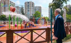 Yüreğir’de çocuklar su oyun parklarında serinliyor