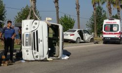 Adana Ceyhan’da otomobil minibüse çarptı: 1 ölü, 3 yaralı