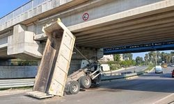 Adana'da damperi açılan ASKİ kamyonu tren köprüsüne takıldı