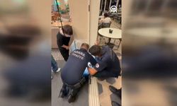 Adana’da duvar boşluğunda mahsur kalan yavru kediyi itfaiye kurtardı