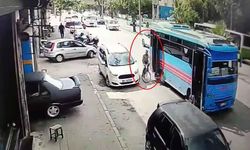 Adana’da halk otobüsünün açık kapısı bisikletliye çarptı: O anlar kamerada