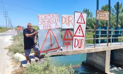Adana'da kazaların eksik olmadığı yolda vatandaş çözümü kendi tabelasında buldu