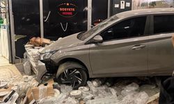 Adana’da kontrolden çıkan iki otomobil peş peşe mağazaya girdi