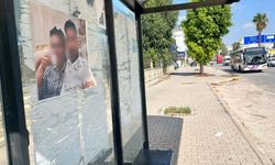 Adana’da otobüs durağında dikkat çeken ilan: “Dikkat, dolandırıcıdır”