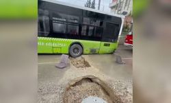 Adana’da yağış sonrası oluşan çukura belediye otobüsü düştü