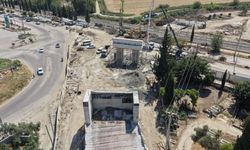 Ceyhan’da ulaşımı rahatlatacak köprü yükseliyor