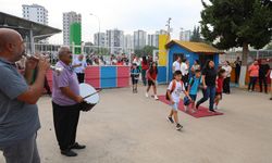 Kozan’da minik öğrenciler okula davul zurnayla karşılandı