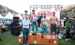 Kadir Gül, Kızıldağ’da dereceye giren güreşçileri kutladı
