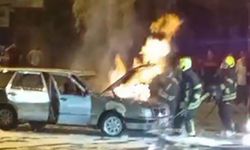 Mersin’de seyir halindeki otomobil alev aldı