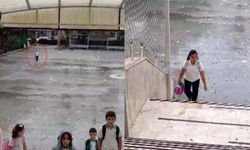 Yağmur altında İstiklal Marşı’na eşlik eden öğrenci takdir topladı