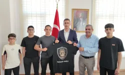 Yüreğir Kaymakamı Mehmet Aksu’ya Spora Destek Tişörtü