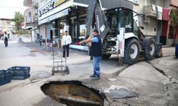Adana Yüreğir'de çöken yolda belediye ekipleri çalışma başlattı