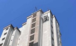 Adana’da 11. katta mahsur kalan iki işçi kurtarıldı